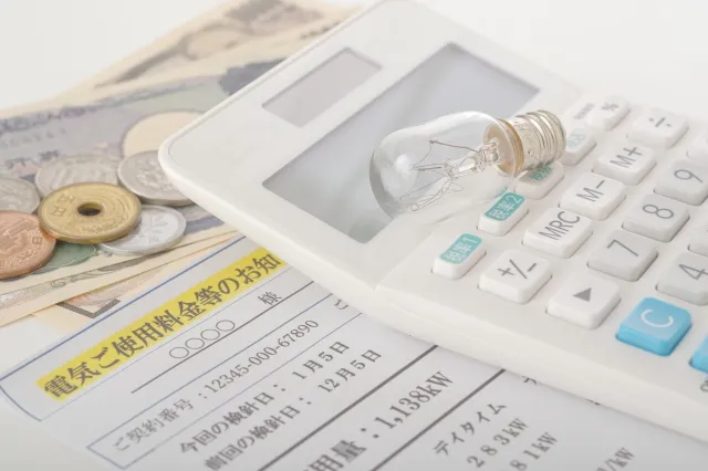 電気料金の明細と電卓